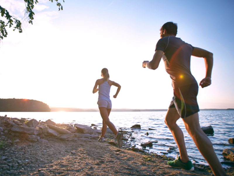 pareja-corriendo-por-la-playa